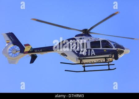 Polizia spagnola bimotore Eurocopter EC135 battenti contro un cielo blu sullo sfondo Foto Stock