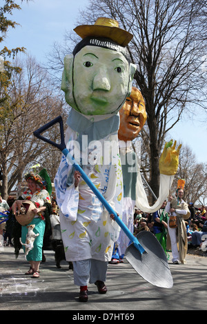 Pupazzi giganti al giorno di maggio parade di Minneapolis, Minnesota. Foto Stock