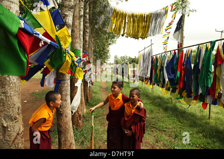 Bambino monaci avente un tempo di divertimento a Bylakuppe, India. Foto Stock