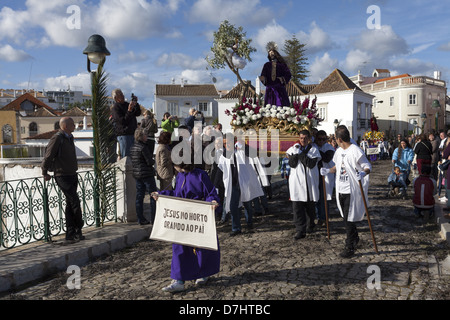 Trionfale Processione per la domenica delle Palme (domenica prima di pasqua domenica) in Tavira, Portogallo Foto Stock