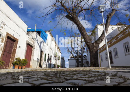 Piazza in ciottoli e street a Tavira, Portogallo Foto Stock