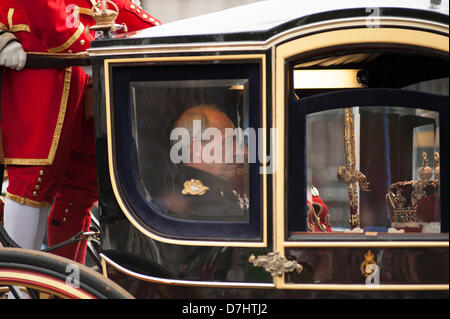 Londra, Regno Unito. 8 maggio 2013. Pullman contenente la stato di Imperial Crown in piazza del Parlamento, Westminster, prima dell'apertura della condizione del Parlamento nel centro di Londra, Inghilterra. Credito: Malcolm Park London events / Alamy Live News Foto Stock