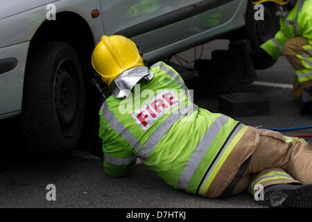 Formby, MERSEYSIDE REGNO UNITO 8 Maggio, 2013. La stabilizzazione della vettura. Una dimostrazione di soccorso durante il National Road Safety settimana effettuate da Merseyside Fire & Rescue Service di tutta la contea di accrescere la consapevolezza della sicurezza stradale. Uno di una serie di eventi come parte del capo dell'incendio associazioni ufficiali (CFOA) supporto del Decennio delle Nazioni Unite dell'azione per la sicurezza stradale. Foto Stock