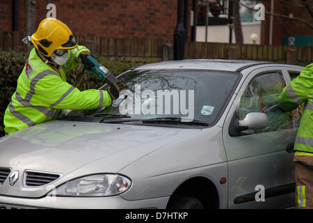 Formby, MERSEYSIDE REGNO UNITO 8 Maggio, 2013. Il taglio del parabrezza con pistone idraulico. Un incidente stradale la dimostrazione di Salvataggio durante il National Road Safety settimana effettuate da Merseyside Fire & Rescue Service di tutta la contea di accrescere la consapevolezza della sicurezza stradale. Uno di una serie di eventi come parte del capo dell'incendio associazioni ufficiali (CFOA) supporto del Decennio delle Nazioni Unite dell'azione per la sicurezza stradale. Foto Stock