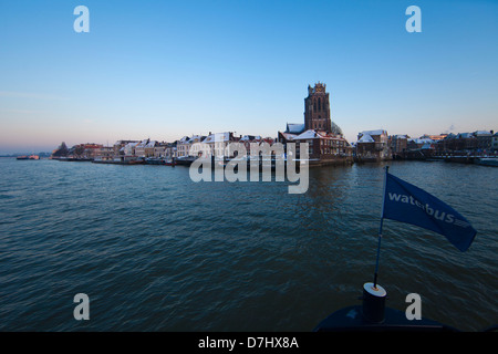 La grande chiesa (Grote Kerk) a Dordrecht visto dal lungomare, Paesi Bassi Foto Stock