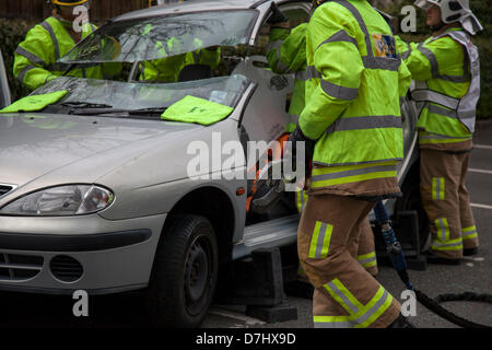 Formby, MERSEYSIDE REGNO UNITO 8 Maggio, 2013. Una dimostrazione di soccorso durante il National Road Safety settimana effettuate da Merseyside Fire & Rescue Service di tutta la contea di accrescere la consapevolezza della sicurezza stradale. Uno di una serie di eventi come parte del capo dell'incendio associazioni ufficiali (CFOA) supporto del Decennio delle Nazioni Unite dell'azione per la sicurezza stradale. Credito: Mar fotografico/Alamy Live News Foto Stock