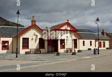 Ristrutturato in stile vittoriano STAZIONE FERROVIARIA IN BALLATER Royal Deeside Scozia prima di essere distrutto da un incendio Foto Stock