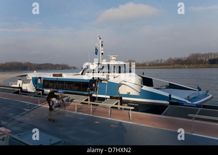 Il servizio di traghetto tra dordrecht en Zwijndrecht, Paesi Bassi Foto Stock