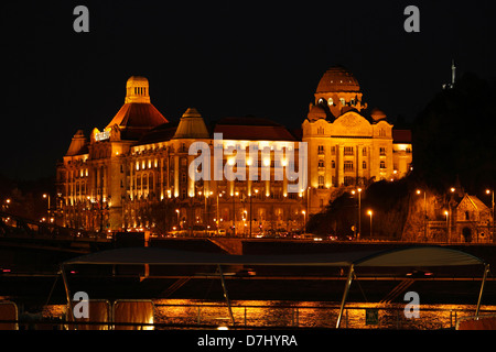 Gellert Hotel e Spa Termale di notte a Budapest Ungheria Foto Stock