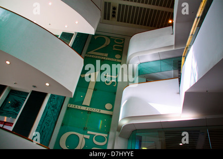 Scale mobili piano segni e balconi in centro per lo shopping Foto Stock