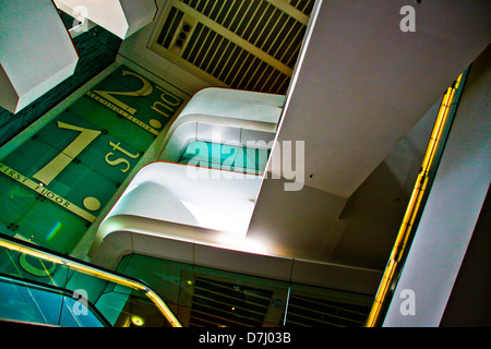 Scale mobili piano segni e balconi in centro per lo shopping Foto Stock