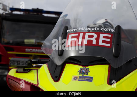 Formby, MERSEYSIDE REGNO UNITO 8 Maggio, 2013. Risposta veloce la moto in dimostrazione di soccorso durante il National Road Safety settimana effettuate da Merseyside Fire & Rescue Service di tutta la contea di accrescere la consapevolezza della sicurezza stradale. Uno di una serie di eventi come parte del capo dell'incendio associazioni ufficiali (CFOA) supporto del Decennio delle Nazioni Unite dell'azione per la sicurezza stradale. Credito: Mar fotografico/Alamy Live News Foto Stock