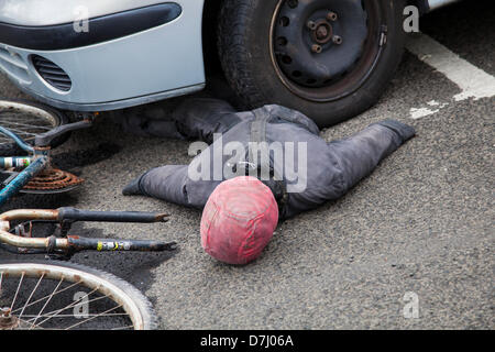 Formby, MERSEYSIDE REGNO UNITO 8 Maggio, 2013. Crash a dummy la dimostrazione di Salvataggio durante il National Road Safety settimana effettuate da Merseyside Fire & Rescue Service di tutta la contea di accrescere la consapevolezza della sicurezza stradale. Uno di una serie di eventi come parte del capo dell'incendio associazioni ufficiali (CFOA) supporto del Decennio delle Nazioni Unite dell'azione per la sicurezza stradale. Foto Stock