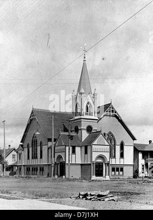 Una fotografia del 1905 che mostra la Chiesa metodista, evidenziando le sue caratteristiche architettoniche e il significato storico delle istituzioni religiose durante questo periodo nella contea di Benton. L'immagine viene conservata negli archivi OSU. Foto Stock