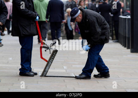 8 maggio 2013. Westminster London, Regno Unito. Gli ufficiali di polizia effettuare le ispezioni di sicurezza prima della apertura della condizione del Parlamento. La regina terrà un discorso che definirà il governo agenda per 2013/14 con 19 progetto di fatture Foto Stock