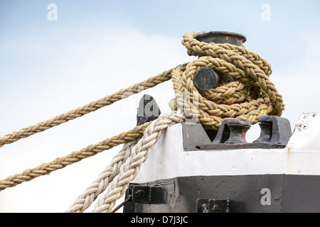 Ormeggio navi bollard con pesanti corde di ormeggio Foto Stock