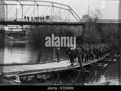 Una fotografia dagli archivi OSU che mostra una sessione di addestramento ROTC su un ponte vicino a Corvallis, Oregon, evidenziando l'addestramento militare e la partecipazione degli studenti al corpo di addestramento degli ufficiali della riserva. Foto Stock
