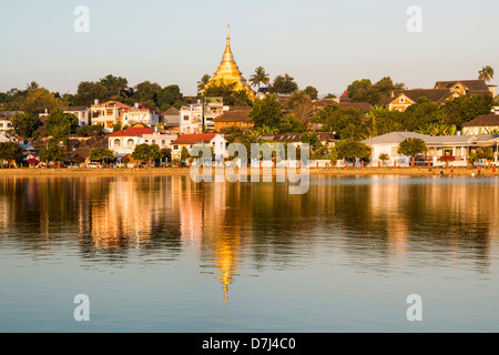 Vista panoramica di Kyaing Tong al tramonto, Birmania (Myanmar) Foto Stock