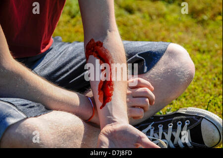 Vernon, Alabama, Stati Uniti d'America. 8 maggio 2013. Brandon Ling è stato uno dei feriti durante una simulazione di disaster trapano a Lamar County Scuola di tecnologia. La scuola si trova a Vernon, Alabama. Credito: Tim Thompson/Alamy Live News Foto Stock