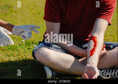 Vernon, Alabama, Stati Uniti d'America. 8 maggio 2013. Brandon Ling riceve le cure mediche per il suo braccio avvolto durante la simulazione di disaster trapano a Lamar County scuola di tecnologia. La scuola si trova a Vernon, Alabama. Credito: Tim Thompson/Alamy Live News Foto Stock