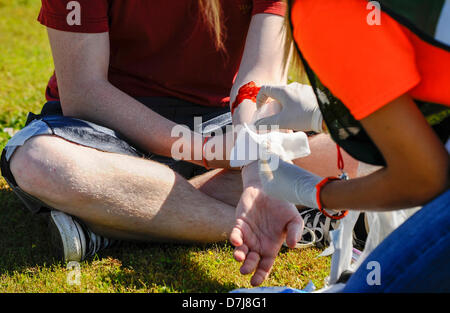 Vernon, Alabama, Stati Uniti d'America. 8 maggio 2013. Brandon Ling riceve le cure mediche per il suo braccio avvolto durante la simulazione di disaster trapano a Lamar County scuola di tecnologia. La scuola si trova a Vernon, Alabama. Credito: Tim Thompson/Alamy Live News Foto Stock