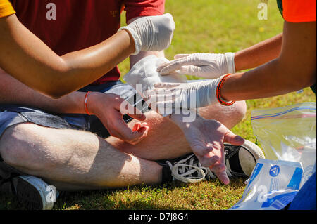 Vernon, Alabama, Stati Uniti d'America. 8 maggio 2013. Brandon Ling riceve le cure mediche per il suo braccio avvolto durante la simulazione di disaster trapano a Lamar County scuola di tecnologia. La scuola si trova a Vernon, Alabama. Credito: Tim Thompson/Alamy Live News Foto Stock