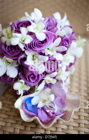 Bouquet nuziale con gli anelli di nozze in conchiglia Foto Stock