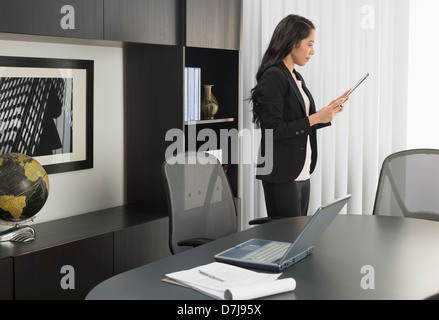 Imprenditrice lavoro in ufficio Foto Stock