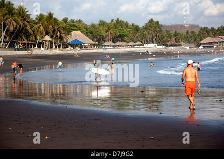 Playa El Tunco, un vibrante il surf e la spiaggia di destinazione su El Salvador della costa del Pacifico nei pressi di San Salvador. Foto Stock