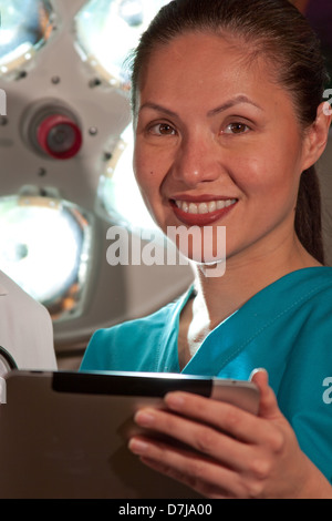 Ritratto di infermiere sorridente, tenendo tablet Foto Stock
