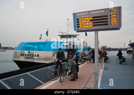 Il servizio di traghetto tra dordrecht en Zwijndrecht, Paesi Bassi Foto Stock