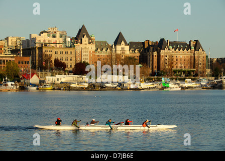 Dragon Boat rematori di praticare nel porto interno con skyline di Victoria ed Empress hotel-Victoria, British Columbia, Canada. Foto Stock