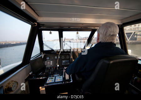 Il servizio di traghetto tra dordrecht en Zwijndrecht, Paesi Bassi Foto Stock