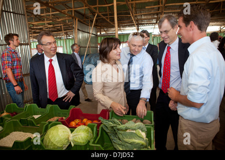 Ministro olandese lilanne ploumen (aiuto allo sviluppo) visite una fattoria olandese al di fuori di Addid Abbeba, Etiopia. Foto Stock