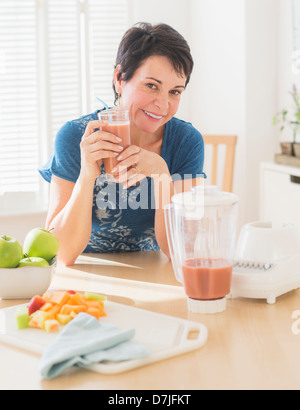 Ritratto di donna matura frullato di contenimento Foto Stock