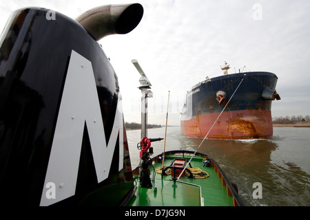 Rimorchiatore presso il porto di Rotterdam Foto Stock