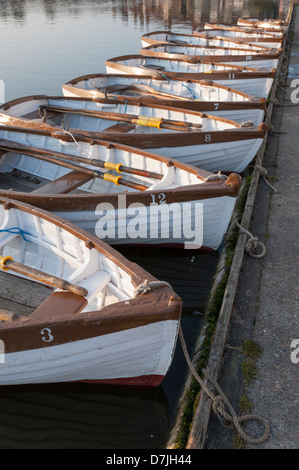 Barche alla Meare Thorpeness vicino a Aldeburgh Suffolk REGNO UNITO Foto Stock