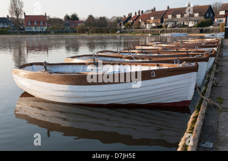 Barche alla Meare Thorpeness vicino a Aldeburgh Suffolk REGNO UNITO Foto Stock