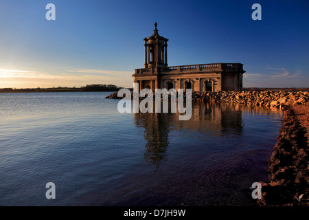 Sunset over Normanton chiesa, Rutland Serbatoio acqua; Rutland County; Inghilterra; Regno Unito Foto Stock