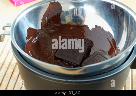 Fondere il cioccolato a bagnomaria Foto Stock