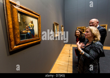 Ministro olandese dell'istruzione, della cultura e delle scienze: Jet Bussemaker in apertura del Rijksmuseum di Amsterdam Foto Stock