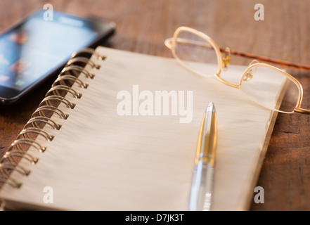 Studio Shot a spirale, notebook e penna Foto Stock