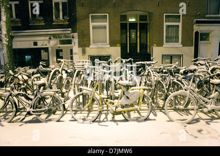 Le biciclette in inverno in Amsterdam Foto Stock