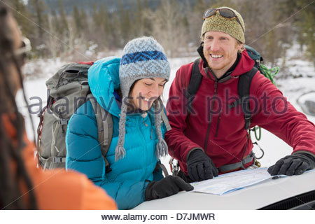 Gruppo di amici guardando la mappa in montagna