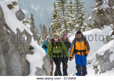 Gruppo di amici su escursione invernale in montagna