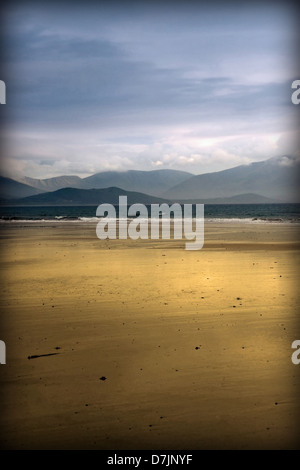 Golden Beach con cielo blu e nuvole nel maharees sulla penisola di Dingle Irlanda con spazio di copia Foto Stock