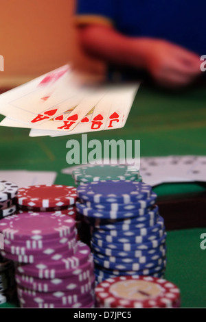 Royal Flush ha poker player mostra mano vincente di carte con chip in primo piano Foto Stock