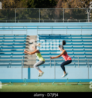 Stati Uniti, California, Los Angeles, due donne saltando ostacoli Foto Stock