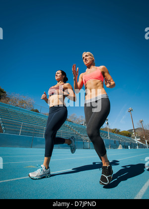 Stati Uniti, California, Los Angeles, due donne acceso al campo sportivo Foto Stock