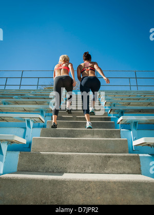 Stati Uniti, California, Los Angeles, due donne salire a piedi a passi Foto Stock